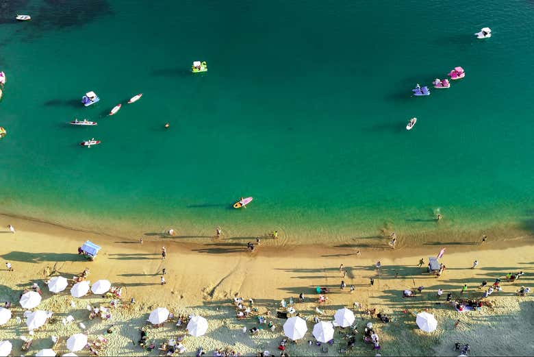 Vista de dron de playa Ferradura