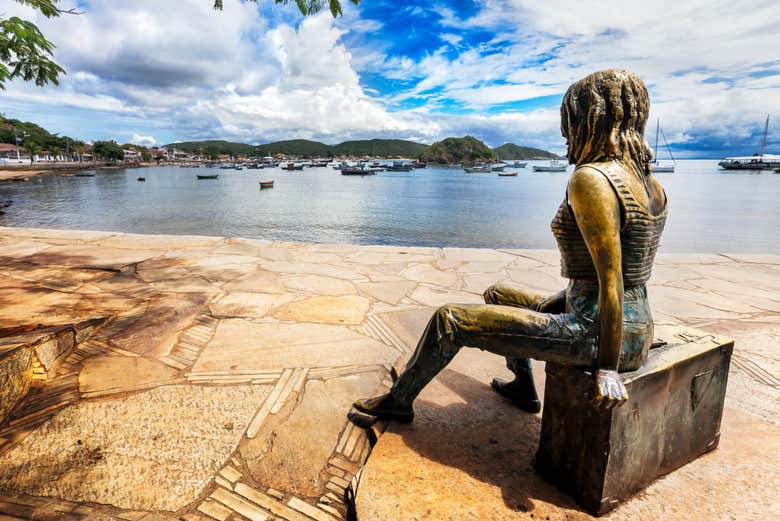 Estatua de Brigitte Bardot en la costa de Búzios