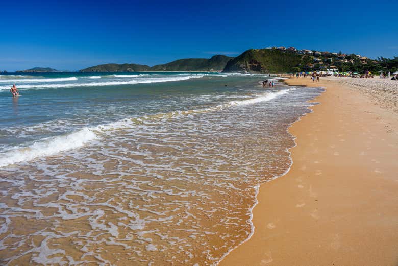 Retornando à costa depois de surfar as ondas do Atlântico