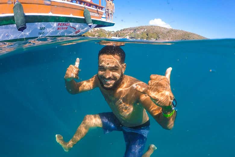 Desfrutando da travessia em escuna