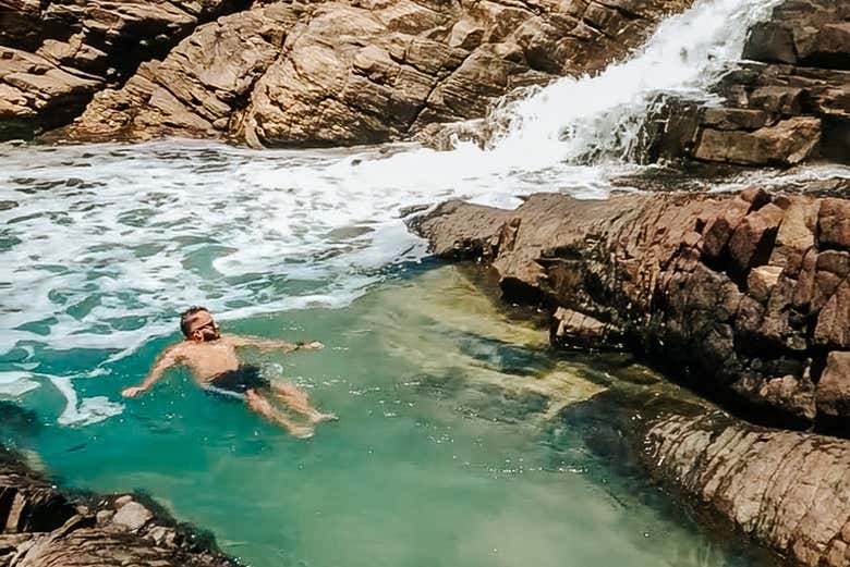 Relaxando em uma das piscinas naturais