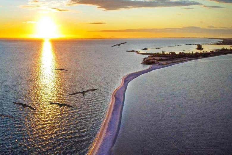 La magia del atardecer sobre la barra de arena