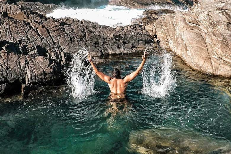 Nadando em uma das piscinas naturais
