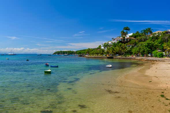 Trilha pelas praias e piscinas naturais