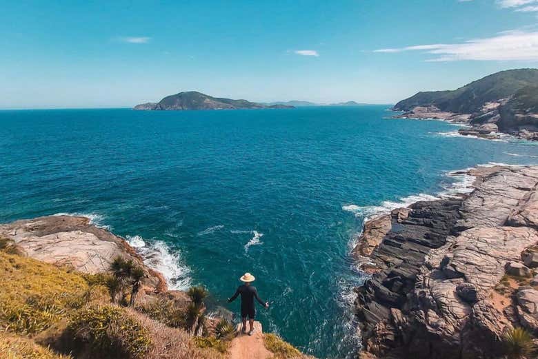 Contemplando as falésias íngremes de Cabo Frio