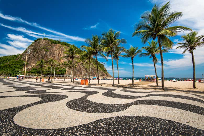 Famosa calçada da praia de Copacabana
