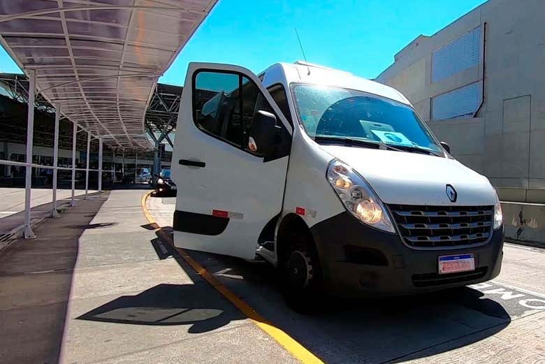 Veículo para o transfer de Cabo Frio ao Rio de Janeiro