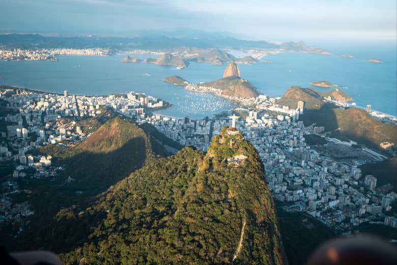 Vista aérea del Cristo Redentor sobre Río de Janeiro