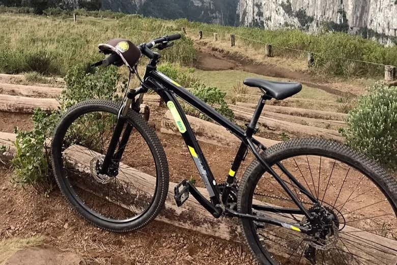 Bicicleta de montaña junto a los cañones de la comarca