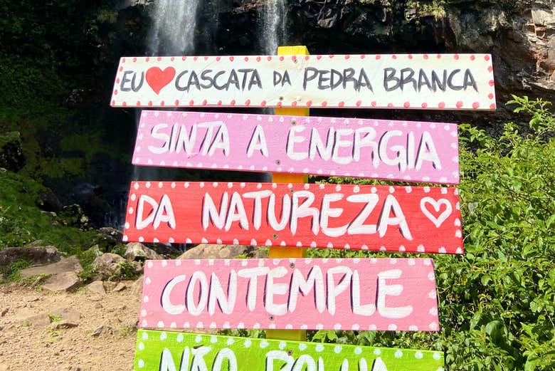 Placa da cascata da Pedra Branca