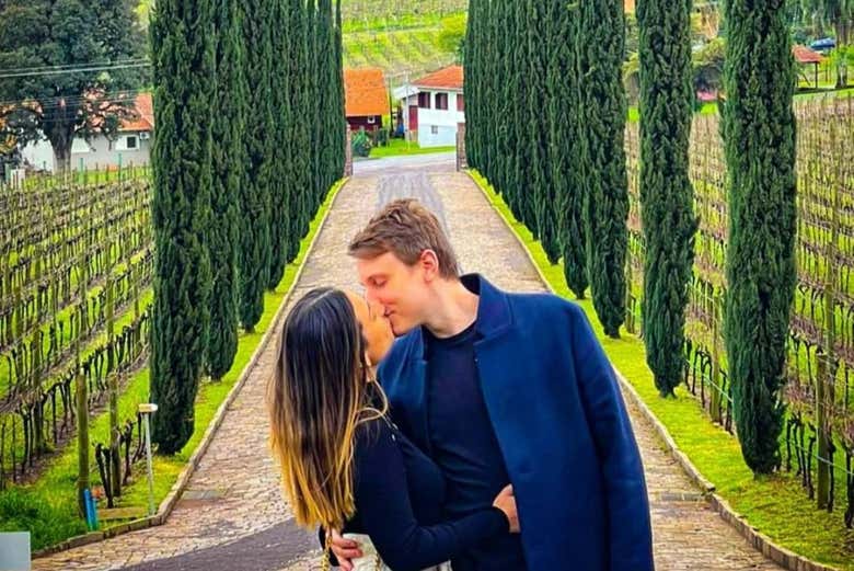 Una pareja besándose en los viñedos