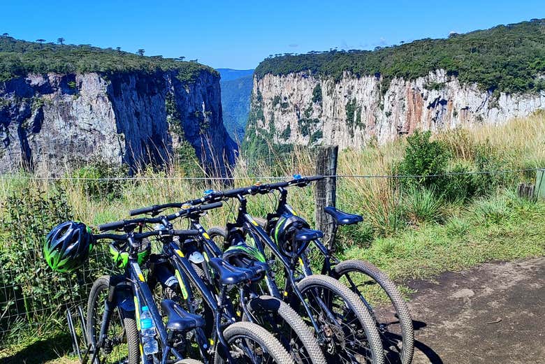 Vélos garés dans le canyon