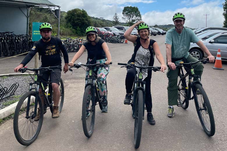 Quatre cyclistes sur le point de commencer la balade