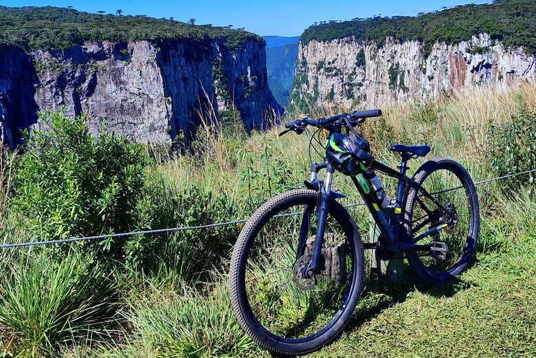 Un vélo avec le canyon de Fortaleza en arrière-plan