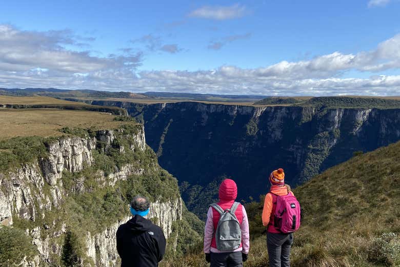 Trois cyclistes profitant de la vue sur le canyon