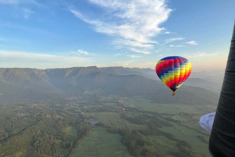 Vue sur une montgolfière au-dessus de Praia Grande