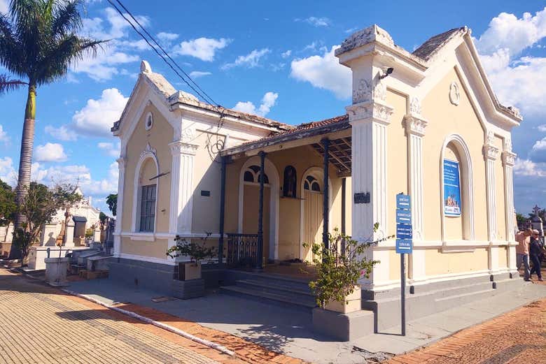 Conheceremos várias curiosidades sobre este campo-santo