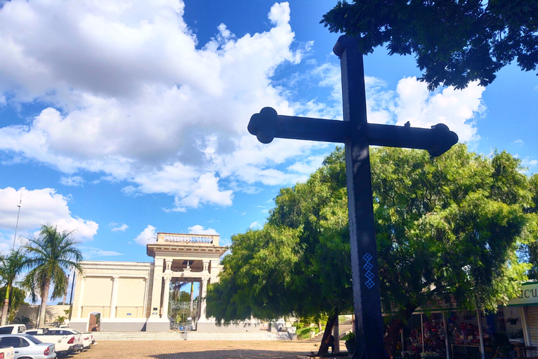 Uma cruz na entrada do cemitério