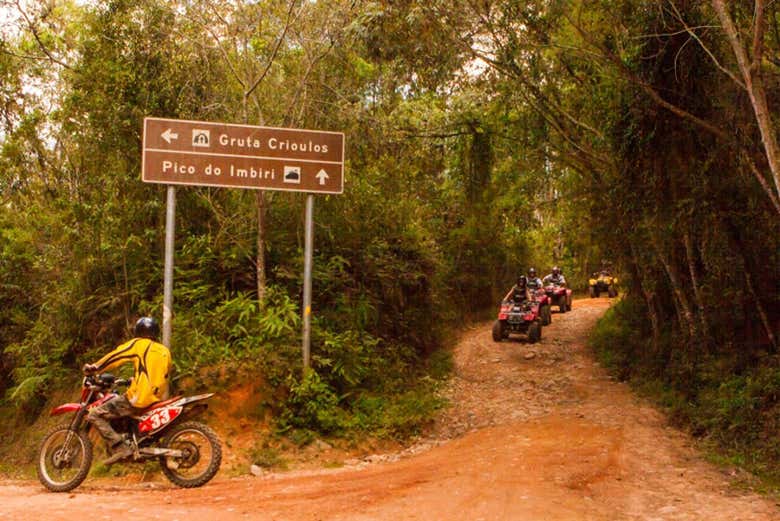 Placas durante a trilha ao Pico do Imbiri