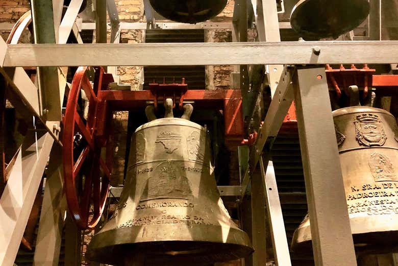 Los grabados en una de las campanas