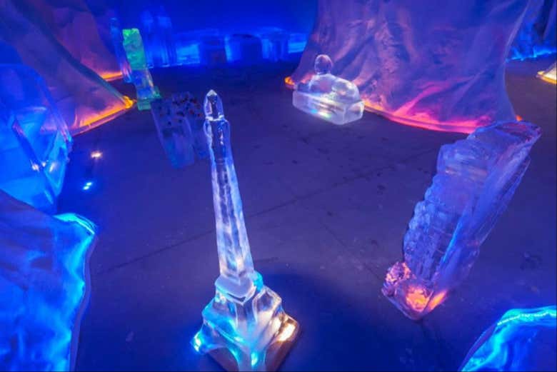 La Torre Eiffel hecha completamente de hielo