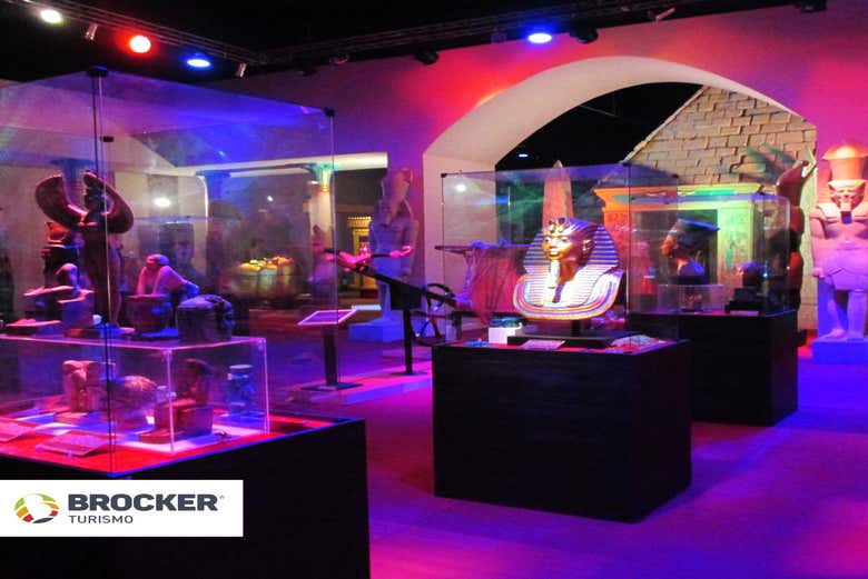 A riqueza encontrada nas pirâmides, ruínas e túmulos.