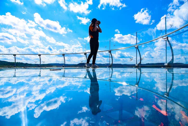 Reflexo do céu na plataforma de vidro