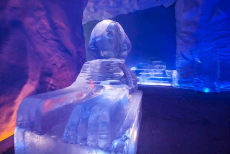 Esfinge tallada en hielo