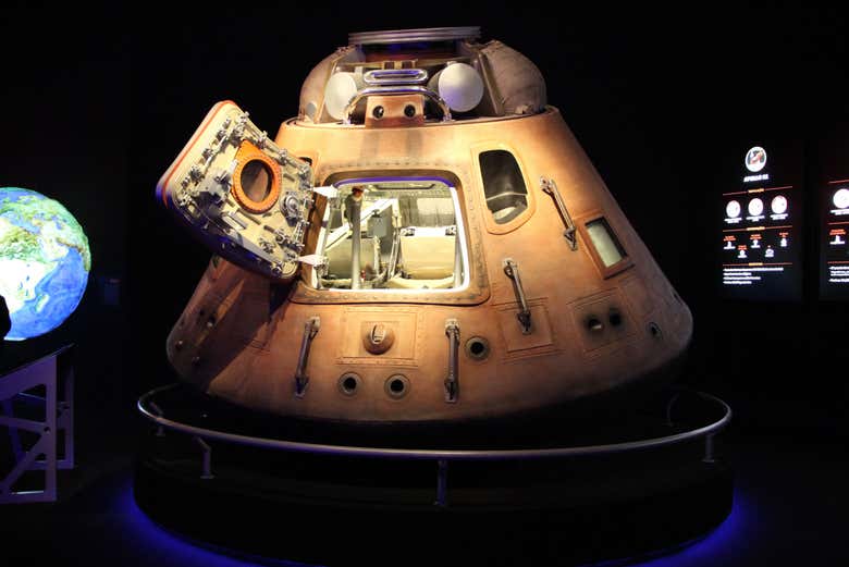 Um dos quartos do Space Adventure Canela