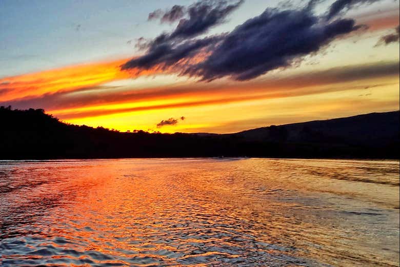Durante o passeio de lancha ao entardecer