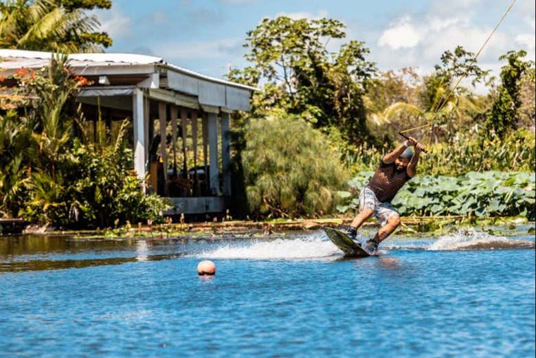 Praticando wakeboard