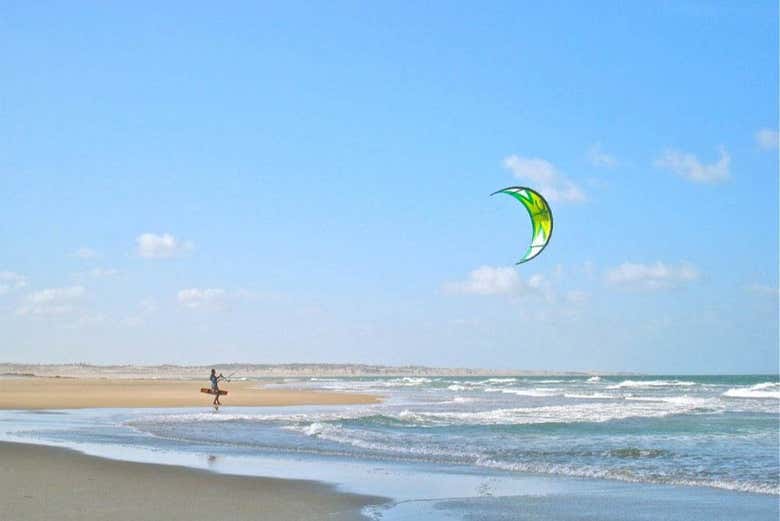 Entrando na água para começar a atividade de kitesurf