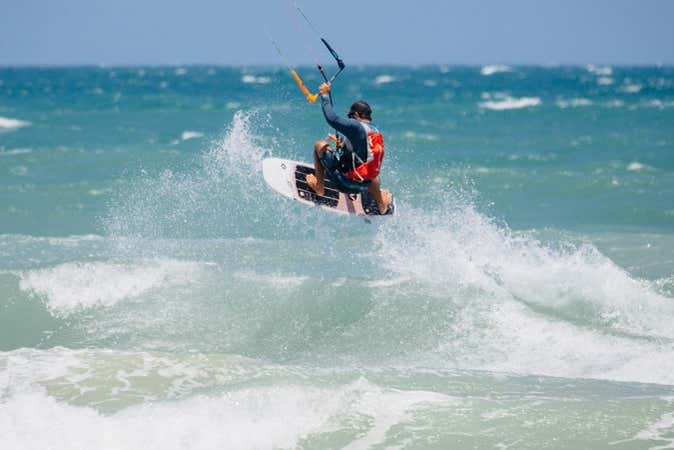 Liberando adrenalina durante o tour de kitesurf
