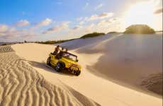 Tour de buggy por Cumbuco ao entardecer