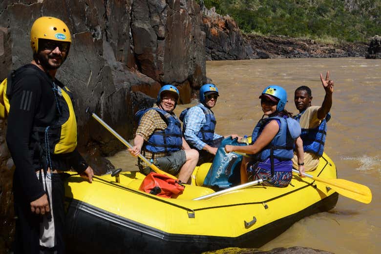 Grupo preparado para começar a atividade de rafting