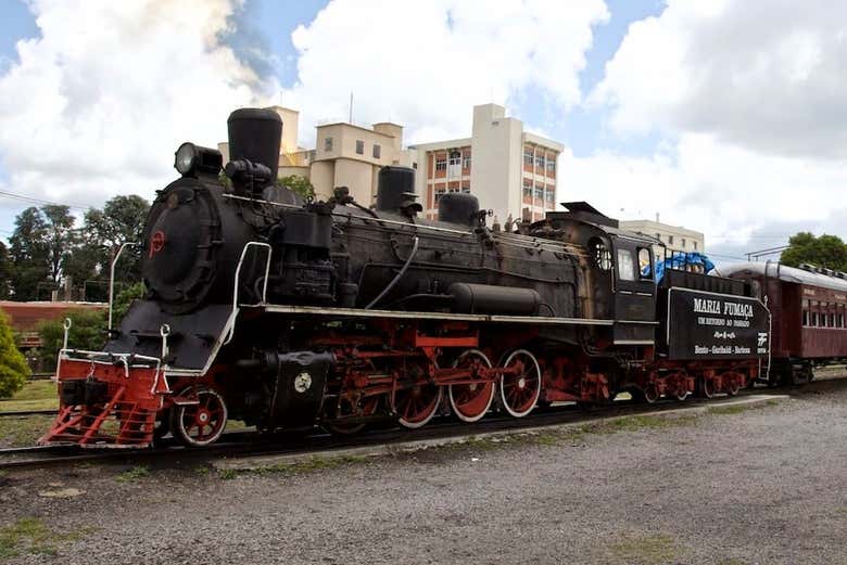 Hop on the Maria Fumaça train!