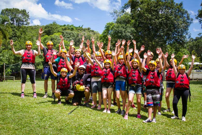 Celebrando após a descida de rafting