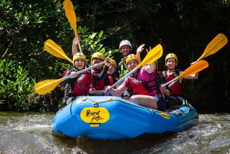 Praticando rafting no rio Paranhana