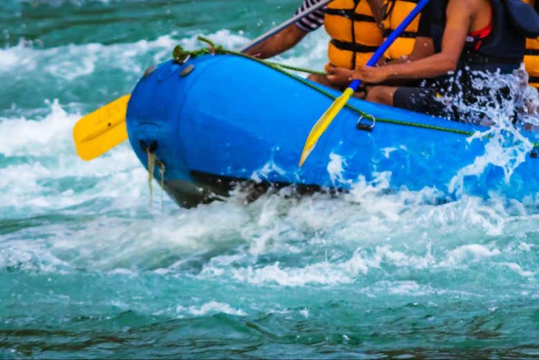 Navigate the rough waters of the Paranhana River