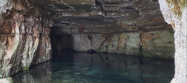 Trilha pelas cavernas da fazenda Água Fria e gruta da Lagoa Azul