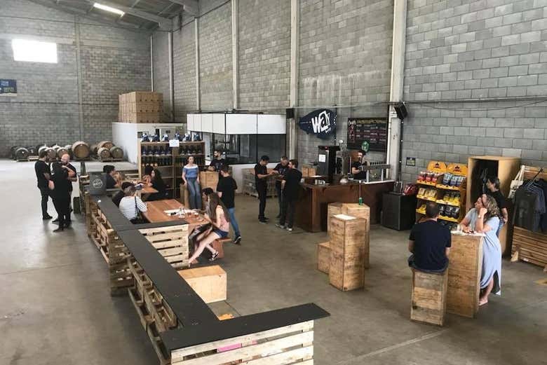 Zona de catas de una fábrica de cerveza
