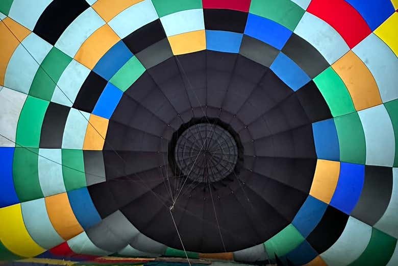 El globo siendo inflado para el vuelo
