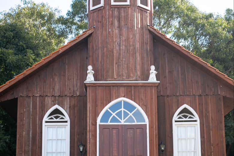 Contemplando la iglesia del Parque Histórico de Carambeí