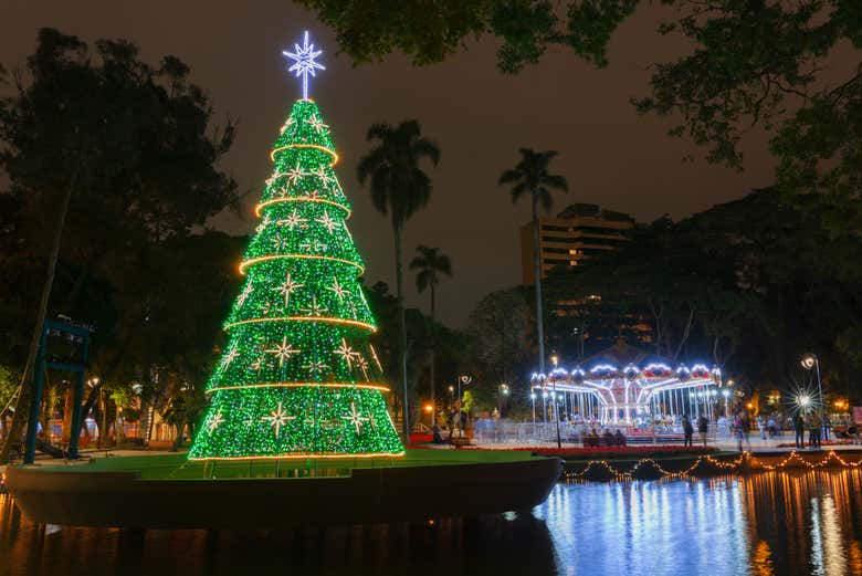 Decoraciones navideñas en el Paseo Público de Curitiba