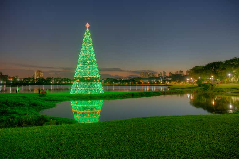 Árbol de Navidad en el parque Barigui
