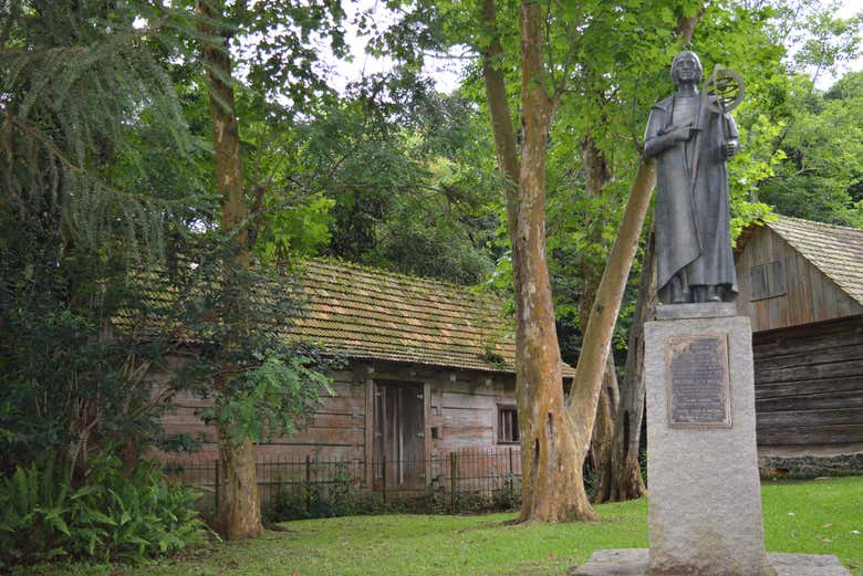 Escultura de Nicolás Copérnico en el Memorial Polaco