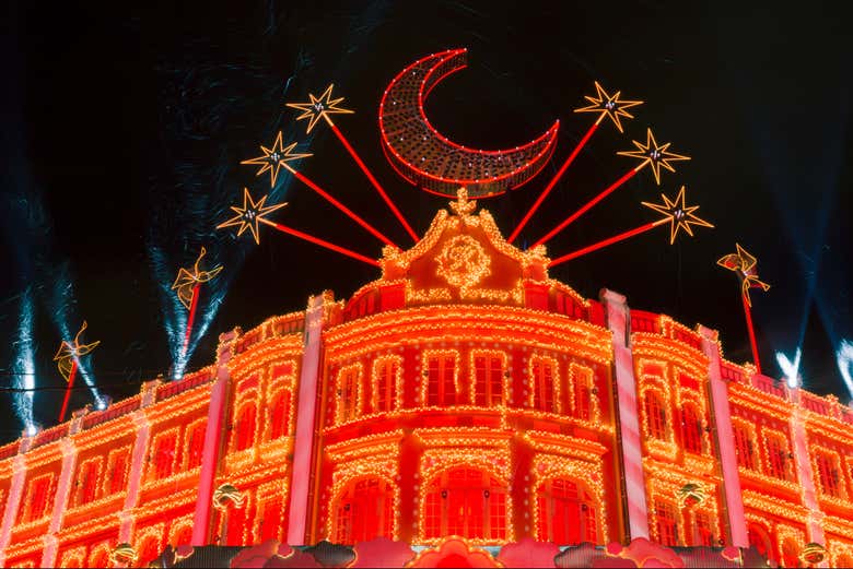 El edificio del Palacio Avenida decorado en Navidad