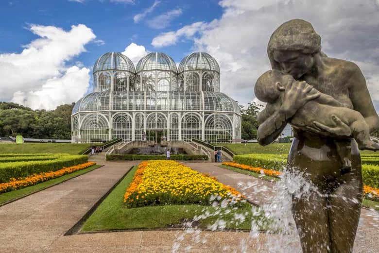 Una de las esculturas del Jardín Botánico de Curitiba
