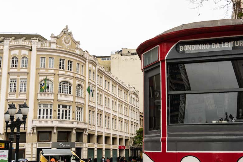 Admirando el palacio Avenida