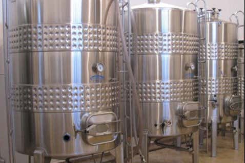 Recorriendo las instalaciones de la bodega Vinícola Araucária